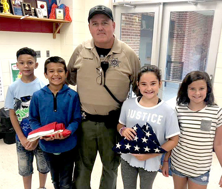 Students Meet New SRO at Rock Creek Elementary